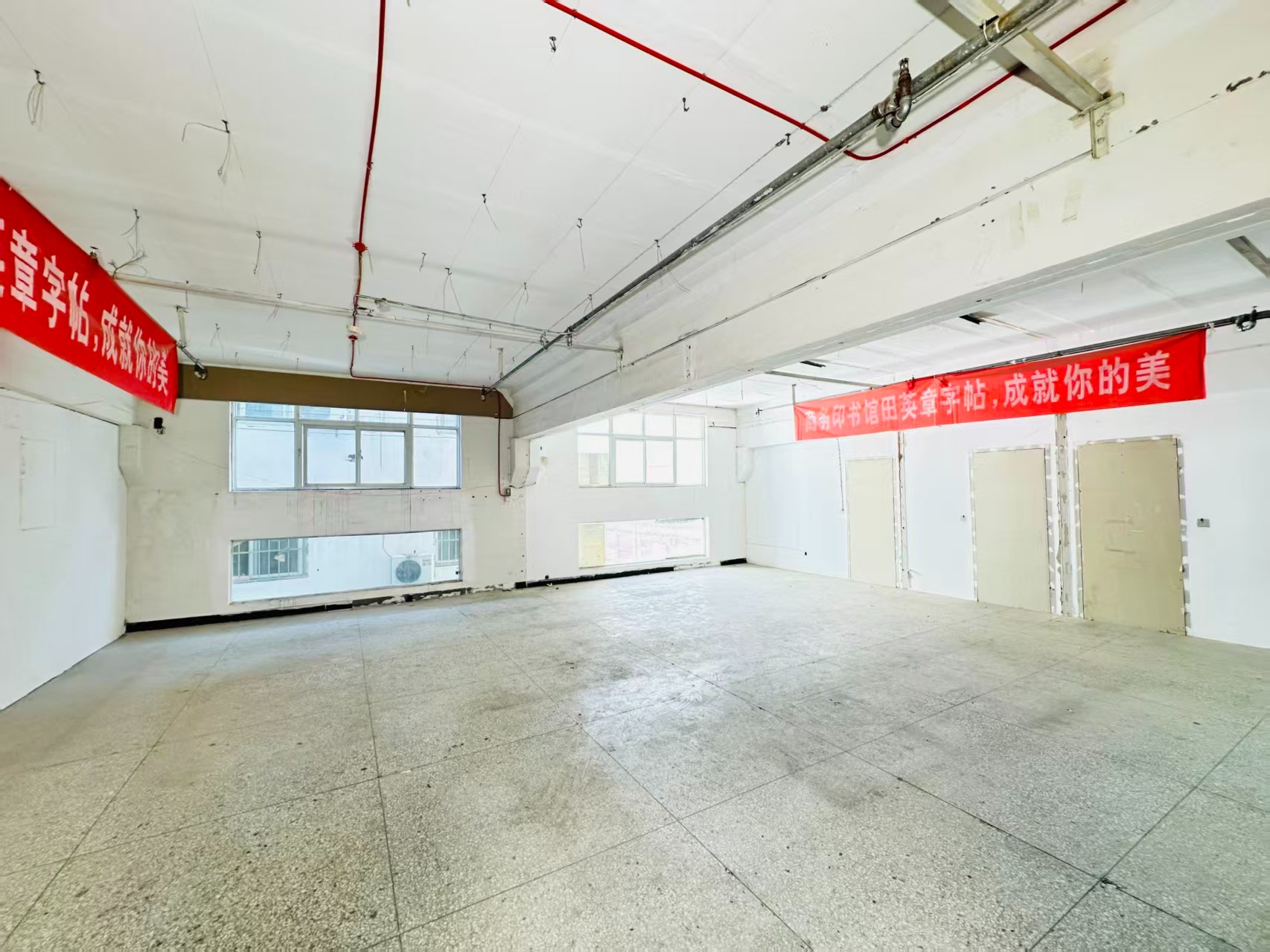 浅井头寨外街重点吸引人工智能应用、数字经济、电商直播、智能制造服务、软件开发、科技创新企业及创业团队入驻
